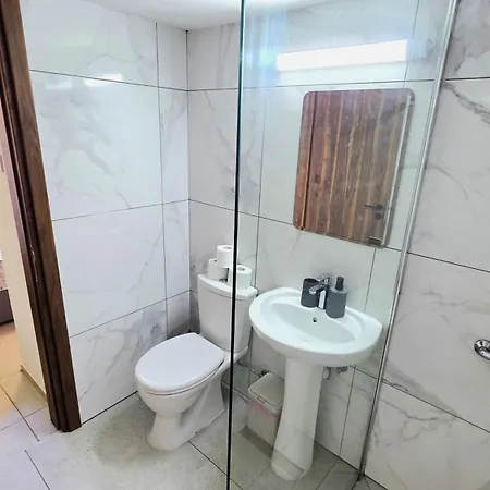 Appartement Charming 1br Stay, 5 Minutes Walk To The Beach! Larnaca