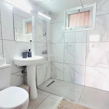 Charming 1br Stay, 5 Minutes Walk To The Beach! * Larnaca