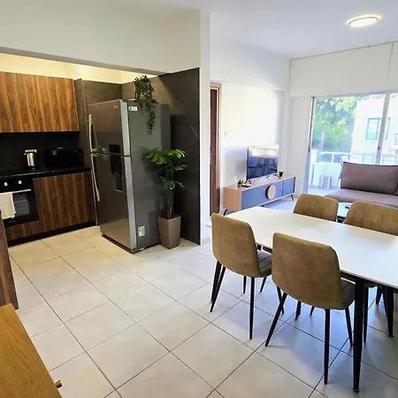 Charming 1br Stay, 5 Minutes Walk To The Beach! Appartement Larnaca