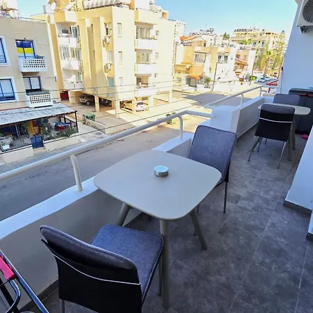 Charming 1br Stay, 5 Minutes Walk To The Beach! Appartement Larnaca