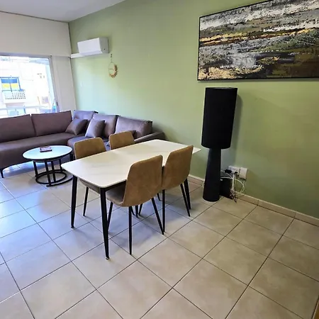 Charming 1br Stay, 5 Minutes Walk To The Beach! Appartement Larnaca