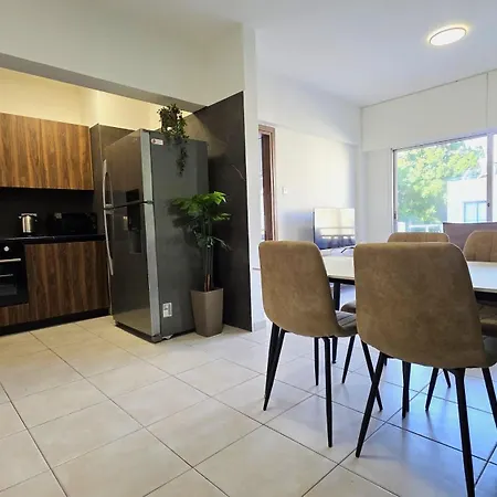 Charming 1br Stay, 5 Minutes Walk To The Beach! Appartement Larnaca